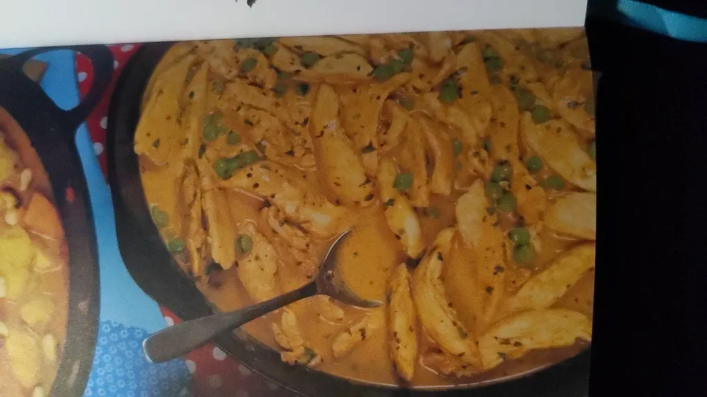 Coconut chicken & petit pois curry